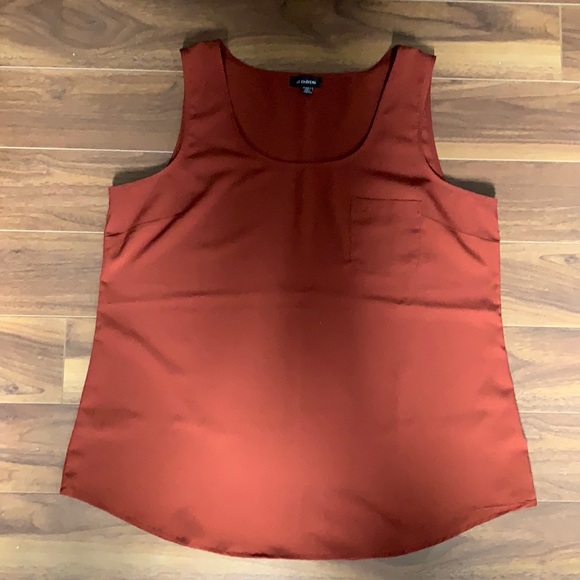 le chateau Tops - NWOT Le Chateau crepe de chine tank